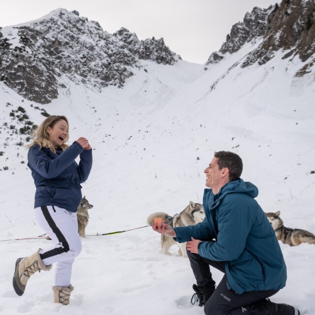 From Brazil 🇧🇷 to Vienna 🇦🇹. 
.
From Vienna to the small village Gramais in the Lechtal Alps 🏔️.
.
Two weeks offtime in Europe for Eduardo and Carla.
.
At home, they keep an Alaskan Malamute 🐺, and one thing led to another — so they decided to experience an adventure with us.
.
They’ve been together for 15 years, and to give Eduardo’s marriage proposal a special atmosphere and a Nordic energy, we did what we do best: together we tapped into the freeing energy of our pack 🐺.
.
It was an honor for us.
.
Planning and bringing it all together 🥵 is one thing—sharing this moment is simply heart-touching 🥰.
.
Experience your instincts 🐺
color 🌈 your mind.
.
🐺🏔️ @basecamp_gramais @hubslindner 
📸 🐺 @tri_hannes 
.
#bergschulelechtal #huskymountaineering 
.
powered by 
🔥 @kreatur.work 
🔥 @cloudy.hinterstein
🔥 @hagan_ski 
🔥 @zaniergloves 
🔥 @pokusa_for_health_de 
🔥 @sledwork.de 
🔥 @scarpa_at 
🔥 @scarpa_world 
🔥 @benglerwald_berg_chaletdorf 
🔥 @laerchenhoflermoos 
.
#noplacetoofar 
#pureskimountaineering 
#mymountainpassion